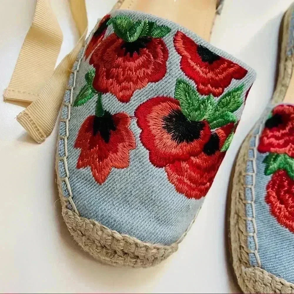 NWOT Jessica Simpson Fippo Floral Espadrilles